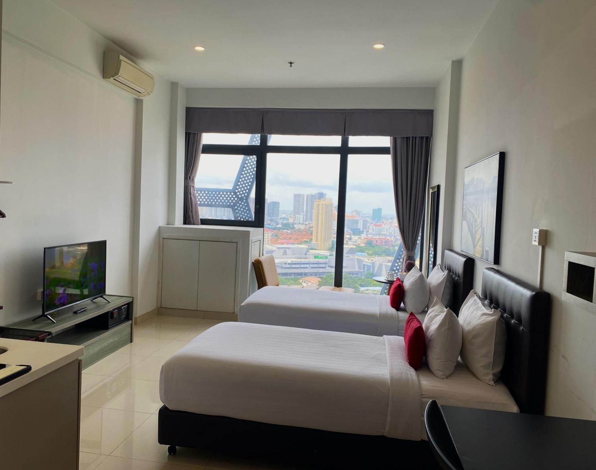 The Bridge Club Hotel Phnom Penh Exterior photo